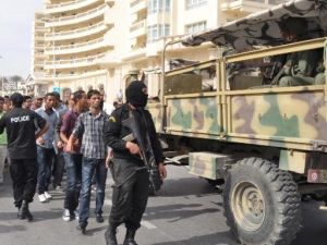 تونس تعلن الحداد بعد مقتل أربعة من رجال الشرطة في هجوم على منزل وزير الداخلية