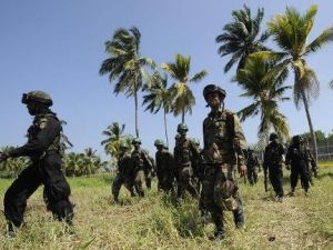 جنود سريلانكيون يقومون بدورية في كاتوناياكا
