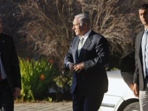 نتانياهو يسير بين اثنين من حرسه الشخصي