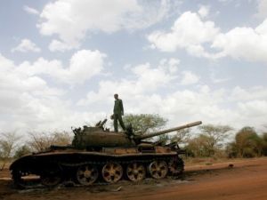 جندي سوداني يقف على دبابة دمرت في المعارك في هجليج 
 جندي سوداني يقف على دبابة دمرت في المعارك في هجليج