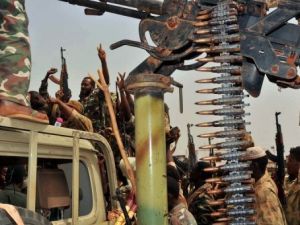 جنود سودانيون يحتفلون على متن آلية عسكرية في هجليج الثلاثاء 
 جنود سودانيون يحتفلون على متن آلية عسكرية في هجليج الثلاثاء