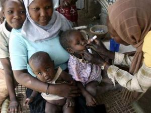 عاملة تضع طعما ضد شلل الاطفال بمخيم في الخرطوم
