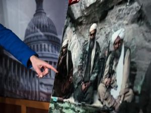 السناتور كيلي ايوت تشير الى سليمان ابو غيث الى جانب بن لادن في صورة عرضتها خلال مؤتمر صحافي
