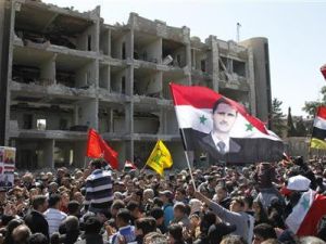 متظاهرون مؤيدون للأسد في موقع انفجار بدمشق 
