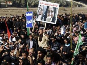 عراقيون سنة في مظاهرات ضد الحكومة في الفلوجة يوم الجمعة
