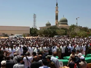 مشيعيون يشاركون في مراسم دفن اقرباء للخويلدي المحمدي احد الرفاق القدامى للقذافي في صرمان 
