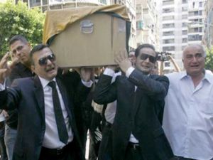 والد الفنانة الراحلة يبكيها اثناء تشييعها