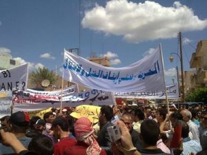 صورة نشرها ناشطون لتظاهرات مناهضة للاسد في القامشلي
