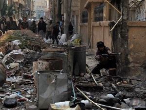 مقاتل في صفوف المعارضة السورية يطلق النار في دير الزور 
