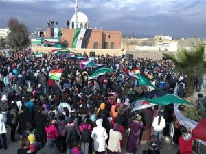 محتجون ضد حكم الأسد في عامودا شمال شرق سوريا
