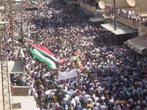 أكراد يشيعون جنازة نشط قتل في احتجاجات مناهضة للرئيس السوري بشار الاسد