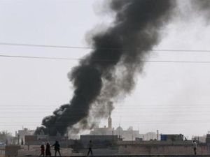 سكان رأس العين يفرون بينما تتصاعد أعمدة الدخان جراء قصف طائرات الجيش السوري للبلدة الواقعة على الحدود مع تركيا
