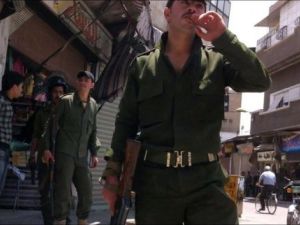 جندي سوري في احد الاسواق جندي سوري في احد الاسواق