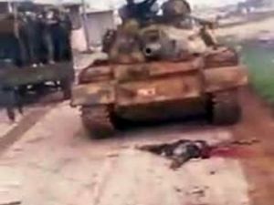صورة مأخوذه عن يوتيوب لما يعتقد انها جثة لجندي منشق دهستها دبابة سورية
