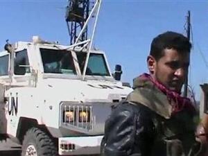 مسلح من المعارضة السورية قرب سيارة للقوة الدولية في الجولان
