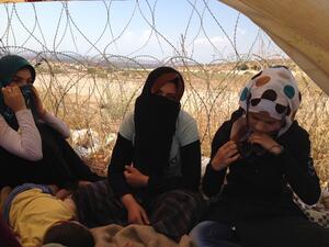 Syrian women living along the border in Turkey (Photo: beta.syriadeeply.org)