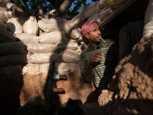 مقاتل معارض في موقعه في قرية كفرروما في ادلب
