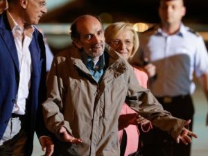 الصحافي الايطالي دومينكو كويريكو المفرج عنه من سوريا في مطار تشامبينو العسكري في روما
