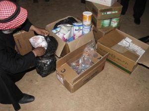 لبناني يشارك في اعداد مساعدات طبية في شمال لبنان لارسالها لمستشفيات ميدانية بسوريا
