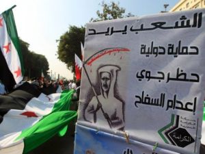 معارضون سوريون امام مبنى الجامعة العربية في القاهرة 
