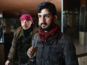 جندي في فرقة موسيقى الجيش السوري يحمل البندقية ضد النظام