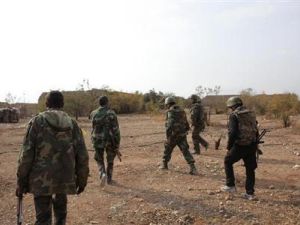 قوات موالية للرئيس السوري بشار الاسد بالقرب من الطريق الرئيسي الذي يربط بين حلب والرقة
