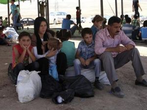 سوريون فارين من العنف في بلادهم ينتظرون العبور إلى اقليم كردستان العراق