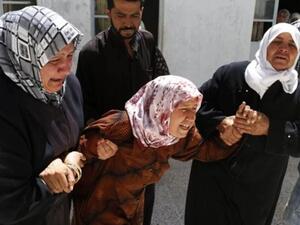 والدة مقاتل في الجيش الحر تبكيه بعد مصرعه خلال الاشتباكات مع القوات النظامية في اعزاز بحلب
