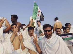 حجاج سوريون يرفعون علم المعارضة ومفتي السعودية يدعو للوحدة
