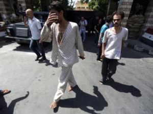 مساجين سوريون يستعيدون حريتهم حفاة 