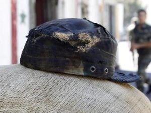 قبعة جندي سوري محترقة عقب انفجار قنبلة في موقع عسكري قرب فندق يقيم فيه مراقبو الأمم المتحدة في دمشق 