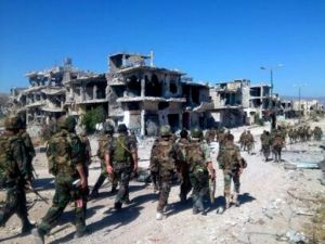 جنود من القوات النظامية في مدينة القصير بعد استعادتها من المعارضة