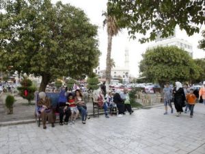 سوريون يتنزهون في حديقة عامة في دمشق في 21 ايلول/سبتمبر 2013
