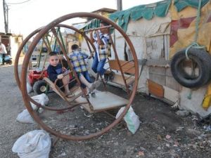 نازحون سوريون يلهون في مدينة طرابلس شمال لبنان في اول ايام العيد 15 تشرين الاول/اكتوبر 2013
