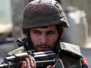 جندي من القوات السورية النظامية خلال المواجهات التي دارت في القصير