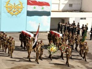 جنود سوريون يشيعون رفاقا لهم قتلوا خلال اعمال العنف في سوريا جنود سوريون يشيعون رفاقا لهم قتلوا خلال اعمال العنف في سوريا