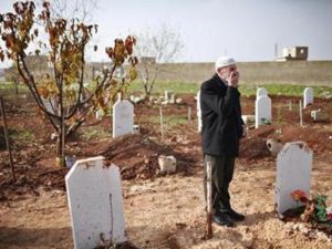 السوريون يحفرون قبورا جديدة