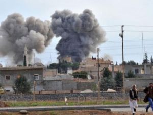 سوريون يفرون من القصف