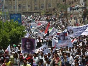 متظاهرون في تعز