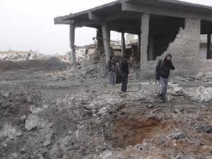 مقاتلون من المعارضة السورية قرب مطار تفتناز العسكري