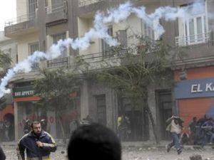 محتجون يهرعون فيما تطلق الشرطة الغاز المسيل للدموع قرب ميدان التحرير
