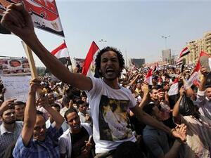 محتجون خلال مظاهرة في ميدان التحرير 
