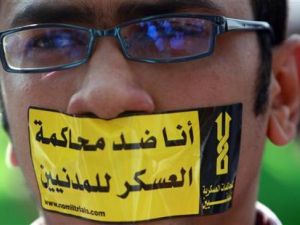 محتج مناهض لمحاكمة المدنيين عسكريا خلال مظاهرة في ميدان التحرير