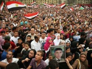 مصريون يتظاهرون في ميدان التحرير
