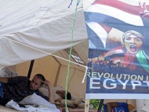 احد المعتصمين داخل خيمة في ميدان التحرير
