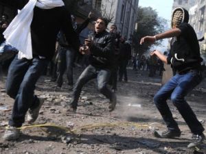 متظاهرون مصريون يرشقون رجال الامن بالحجارة في ميدان التحرير