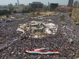 متظاهرون في ميدان التحرير وسط القاهرة 
