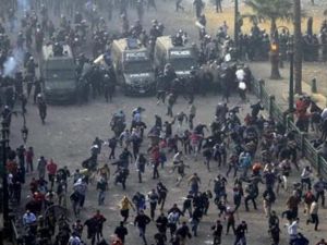 محتجون يجرون جراء اشتباكات مع شرطة مكافحة الشغب في ميدان التحرير
