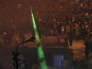 المتظاهرون ضد الرئيس المصري محمد مرسي يقذفون الحجارة ويوجهون شعاعا من الليزر على المؤيدين له اثناء الاشتباكات امام قصر الاتحادية
