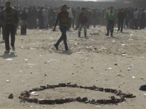 بين قوات الامن ومحتجين في ميدان التحرير بالقاهرة
